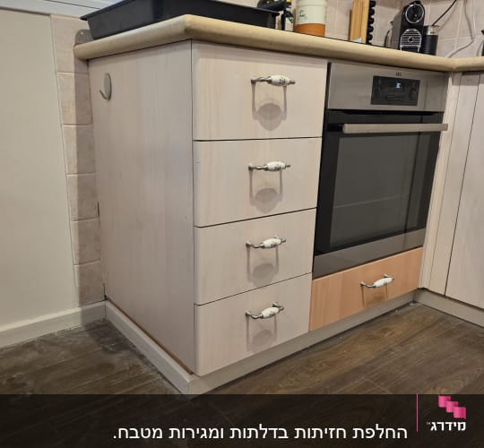 ארונות מטבח עם תנור ומכשירי חשמל על השיש